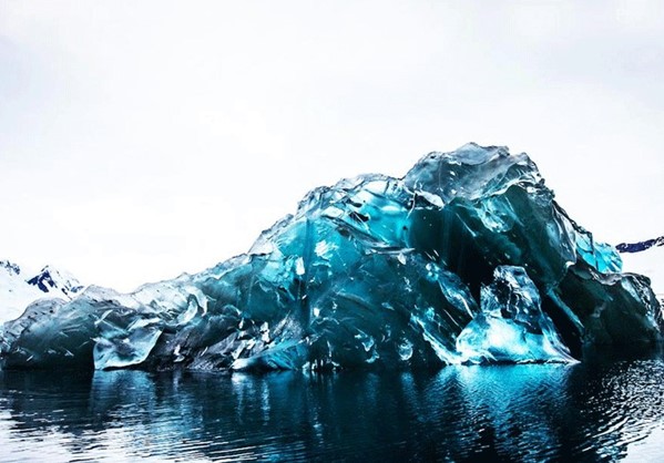 Βρέθηκε σπανιότατο μπλε παγόβουνο στην Ανταρκτική